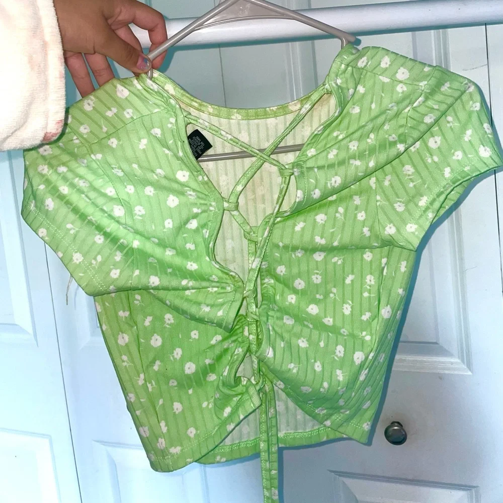 FLORAL TOP 🌿 - Picture 2 of 2
